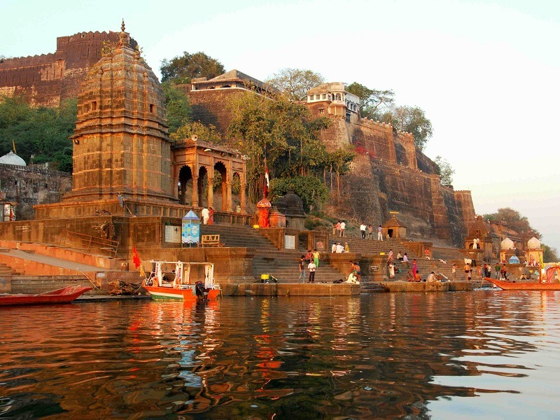 Maheshwar Narmada Ghat & Evening Aarti / नर्मदा घाट और सायंकालीन आरती — Ujjain to Maheshwar Taxi Tour Stop