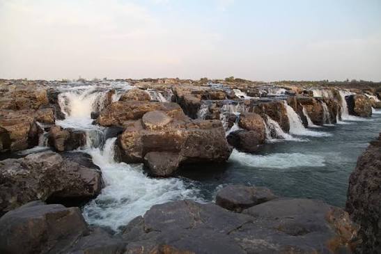 Sahastradhara Falls (Seasonal) / सहस्त्रधारा — हज़ार धाराओं का संगम — Ujjain to Maheshwar Taxi Tour Stop