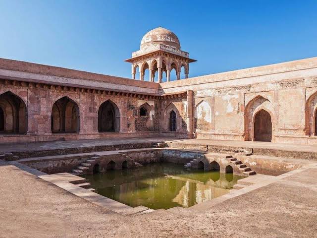 Baz Bahadur's Palace / बाज़ बहादुर का महल — Ujjain to Mandu Taxi Tour Stop