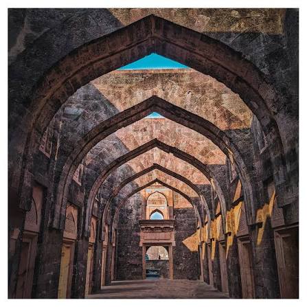 Hindola Mahal (Swing Palace) / हिंडोला महल — झूलती दीवारों का महल — Ujjain to Mandu Taxi Tour Stop