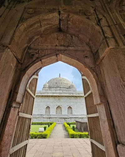 Hoshang Shah's Tomb / होशंग शाह का मकबरा — भारत का पहला संगमरमर मकबरा — Ujjain to Mandu Taxi Tour Stop