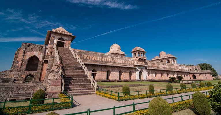 Jahaz Mahal (Ship Palace) / जहाज़ महल — पानी पर तैरता महल — Ujjain to Mandu Taxi Tour Stop
