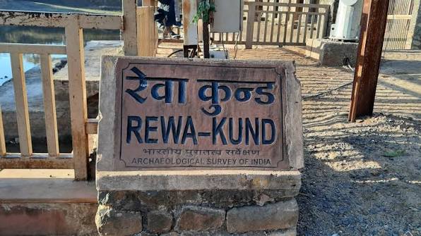 Rewa Kund & Nilkanth Mahadev Temple / रेवा कुंड और नीलकंठ महादेव मंदिर — Ujjain to Mandu Taxi Tour Stop