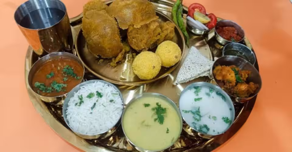 Lunch Break — Authentic Malwa Cuisine / दोपहर का भोजन - मालवी स्वाद — Ujjain Darshan Taxi Tour Stop