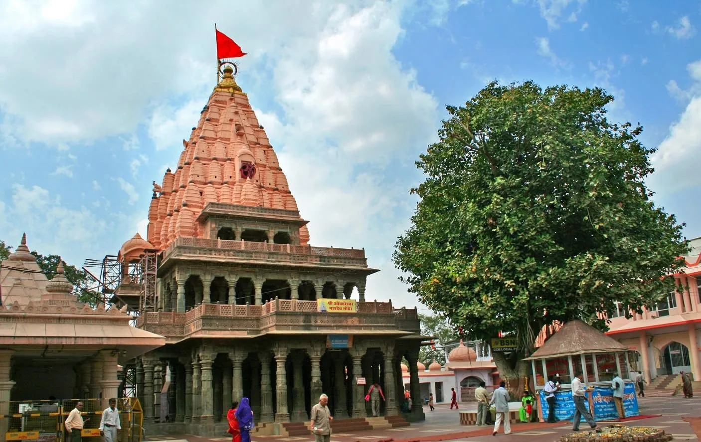 Pickup — Hotel, Station or Bus Stand / पिकअप और यात्रा की शुरुआत — Ujjain Darshan Taxi Tour Stop